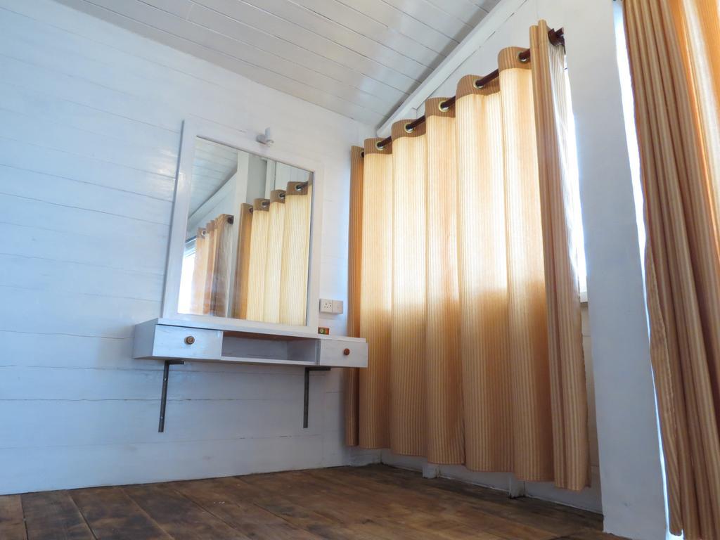 Why Not Guest House Hikkaduwa Bagian luar foto